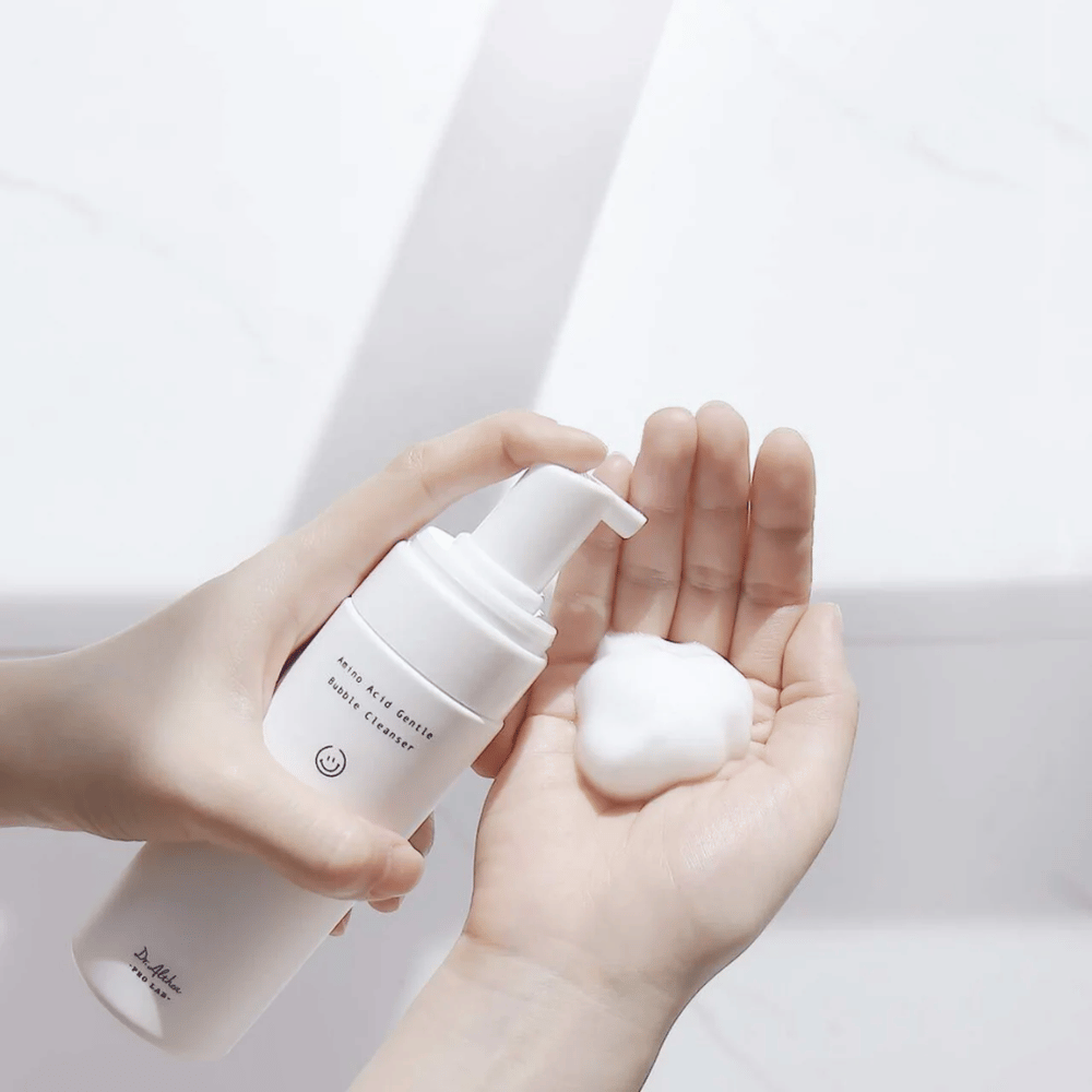 Dr. Althea Amino Acid Gentle Bubble Cleanser é uma espuma de limpeza suave com aminoácidos que limpa eficazmente sem secar a pele. Perfeito para pele sensível.