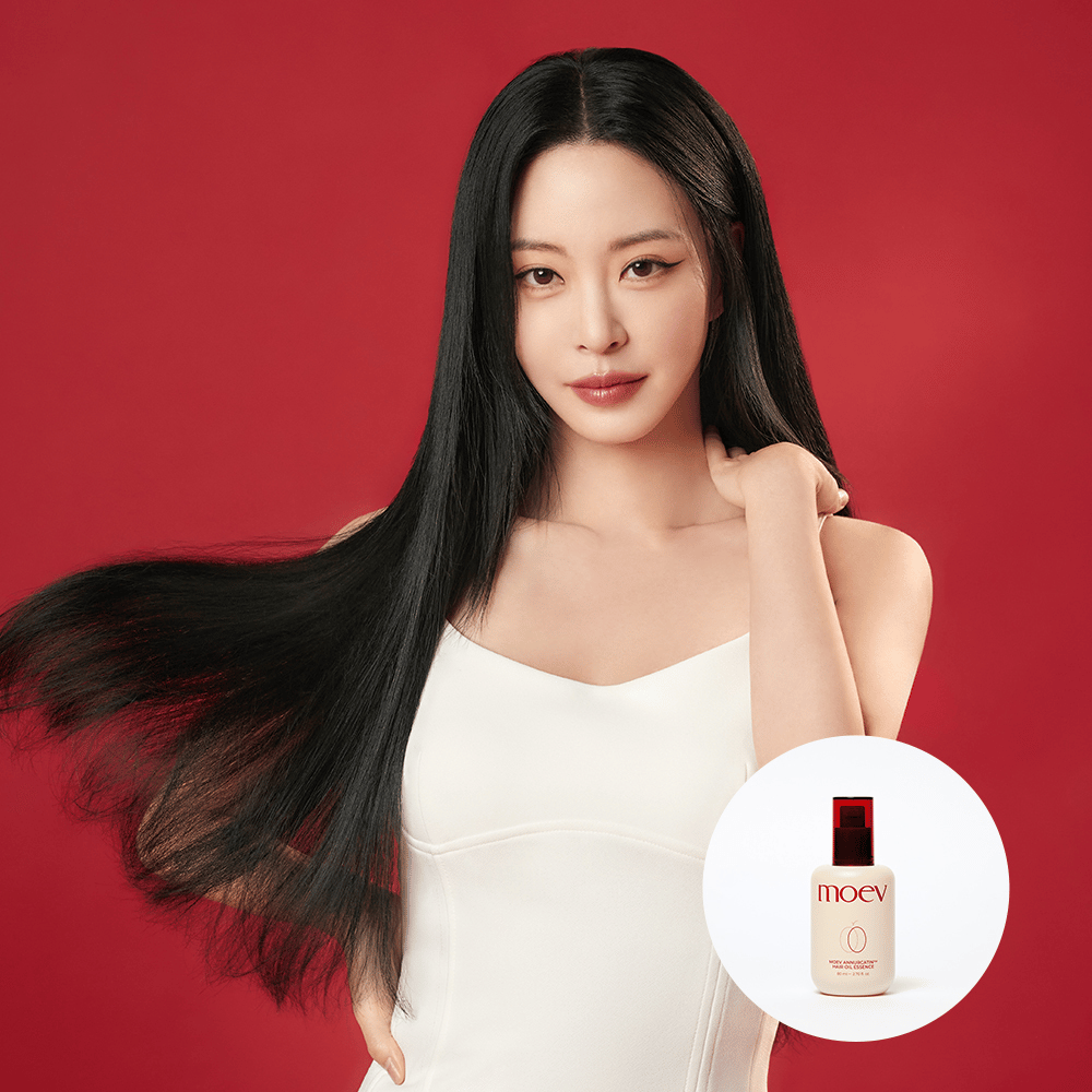 Mulher com cabelo longo e brilhante mostra o resultado de MOEV Annurcatin Hair Oil Essence – óleo capilar coreano que hidrata e combate o frizz para um cabelo sedoso.