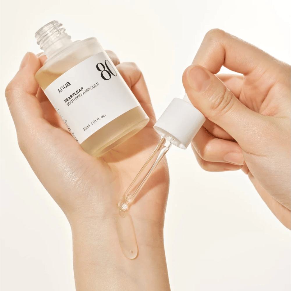 Uma mão segurando uma Heartleaf 80% Soothing Ampoule 30ml de Anua.