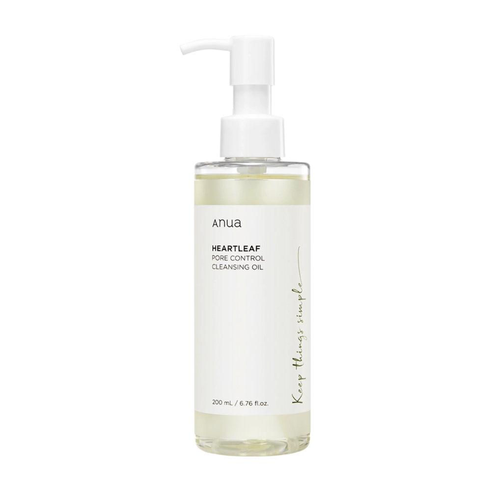A imagem mostra ANUA Heartleaf Pore Control Cleansing Oil, um produto de cuidados com a pele destinado à limpeza do rosto. A garrafa é transparente e o rótulo tem um design minimalista, o que proporciona uma sensação limpa e natural. Tem 200 ml / 6.76 fl.oz. e possui uma bomba prática para fácil dosagem.