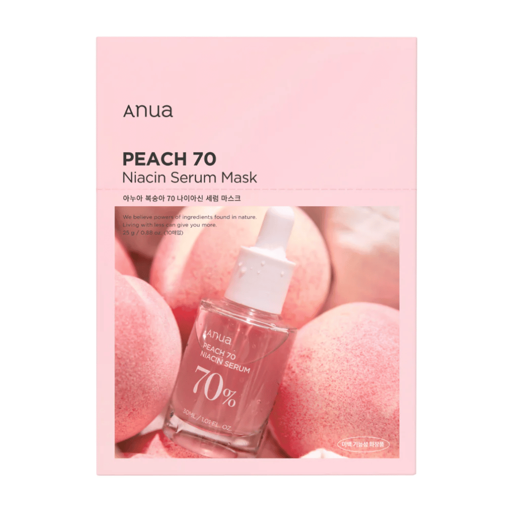 Uma embalagem de Anua PEACH 70 Niacin Serum Mask em frente a um fundo de pêssegos. O design rosa da embalagem combina com os tons naturais dos pêssegos, e um frasco transparente com sérum é parcialmente visível. O produto enfatiza o uso de ingredientes da natureza.