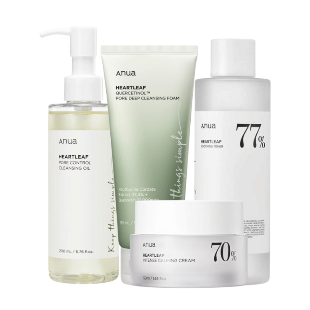 Um conjunto de produtos de cuidados com a pele de Anua, contendo Heartleaf Pore Control Cleansing Oil, Heartleaf 77% Soothing Toner, Heartleaf Quercetin+ Pore Deep Cleansing Foam, e Heartleaf 70% Intense Calming Cream. Estes produtos são formulados com heartleaf e outros ingredientes calmantes, projetados para reduzir poros, acalmar e hidratar a pele.