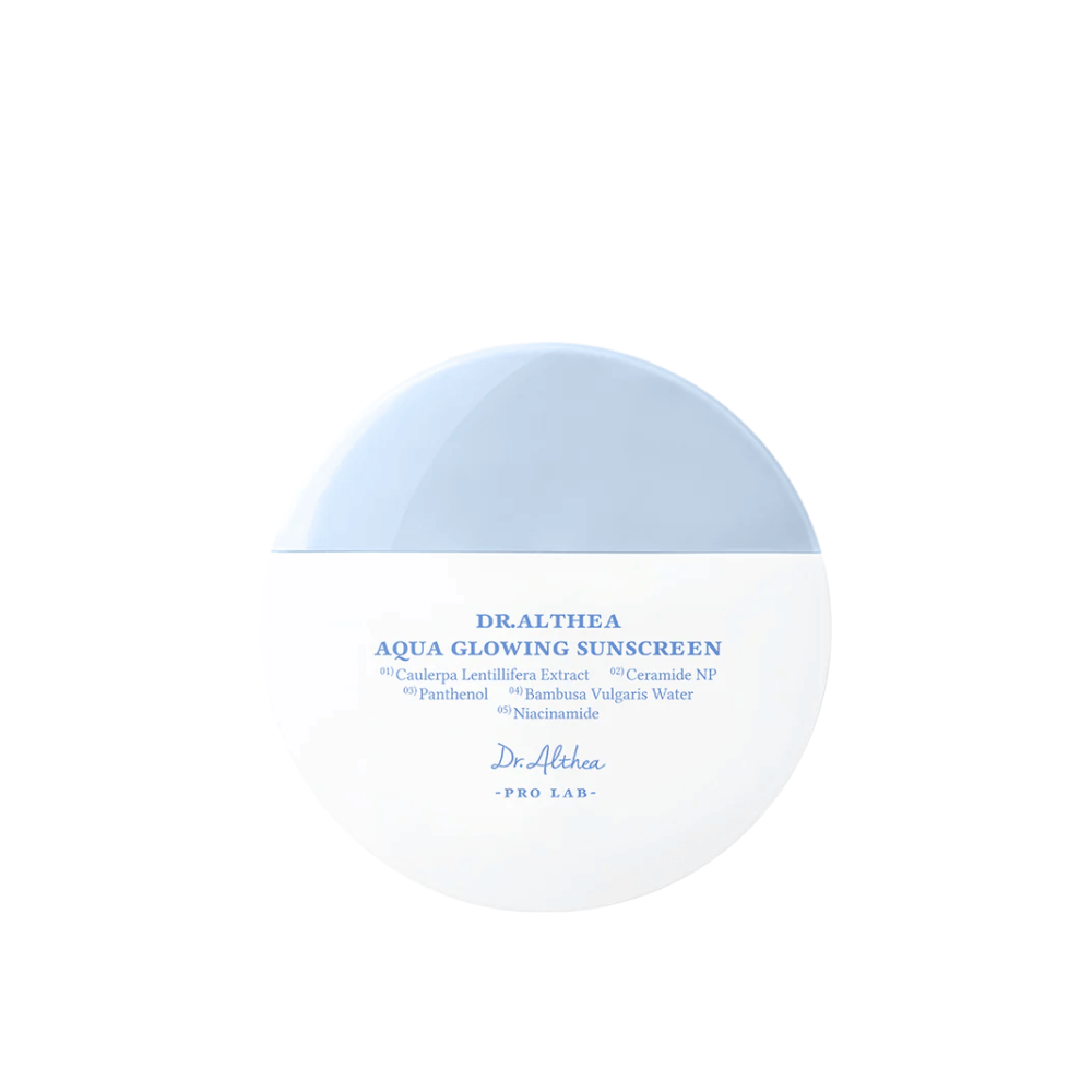 Imagem do produto de Dr. Althea Aqua Glowing Sunscreen – um protetor solar redondo em embalagem branca e azul claro com texto em azul que destaca ingredientes hidratantes como niacinamida e ceramidas.