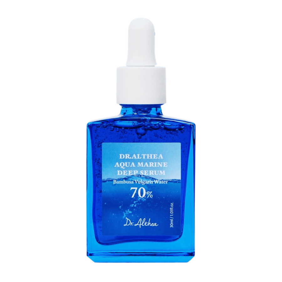 Dr. Althea Aqua Marine Deep Serum 30 ml em frasco de vidro azul com pipeta, enriquecido com 70% de Água de Bambusa Vulgaris para hidratação intensa, efeito calmante e barreira cutânea melhorada.