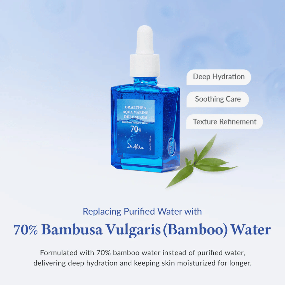 Dr. Althea Aqua Marine Deep Serum em frasco de vidro azul com pipeta, formulado com 70% de água de Bambusa Vulgaris (bambu) para hidratação profunda, cuidado calmante e textura de pele melhorada.