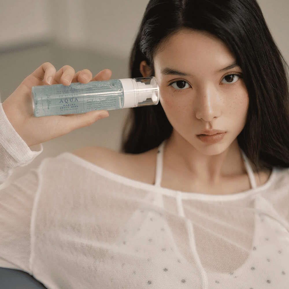 Dr. Althea Aqua Marine Jelly Mist usado no rosto para hidratação imediata, brilho e pele fresca