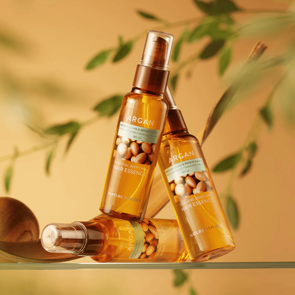 Três garrafas de Nature Republic Argan Essential Moisture Hair Oil com óleo de argão – nutre, dá brilho e repara cabelo danificado.