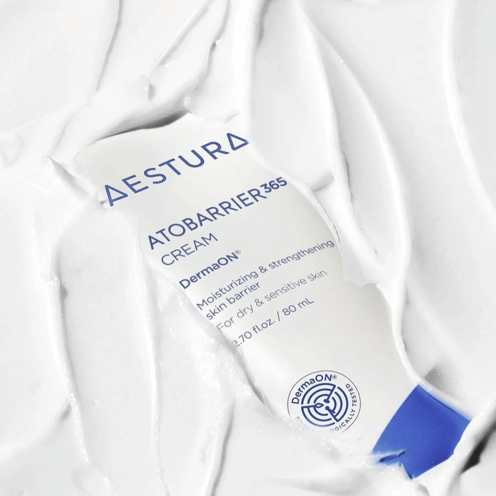 Aestura Atobarrier 365 Cream é perfeito para pele seca e sensível. Com a tecnologia DermaON™, este creme hidrata e fortalece a barreira da pele. O produto é mostrado aqui em um tubo de 80 ml, parcialmente coberto por sua própria consistência cremosa, destacando suas ricas propriedades hidratantes.