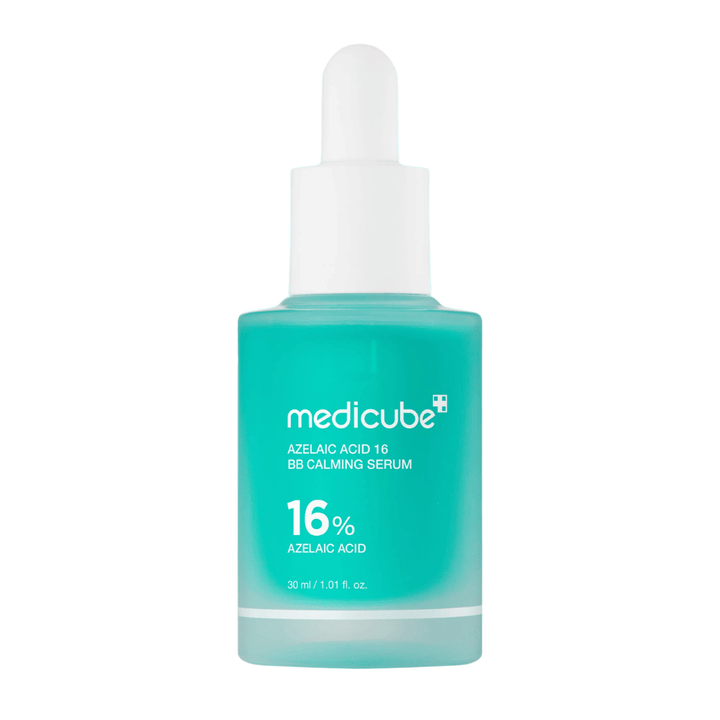 Imagem de produto recortada de Medicube Azelaic Acid 16 BB Calming Serum com 16 % de ácido azelaico em frasco turquesa com conta-gotas para cuidados de pele calmantes e equilibrantes.