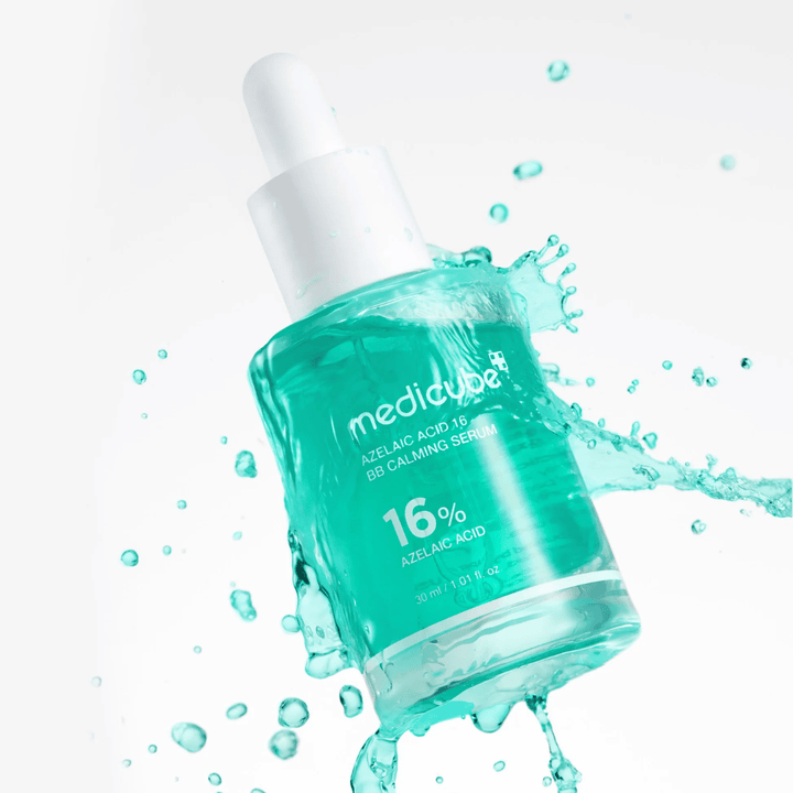 Imagem de produto dinâmica de Medicube Azelaic Acid 16 BB Calming Serum rodeada de salpicos de água que destacam uma sensação fresca, leve e hidratante.