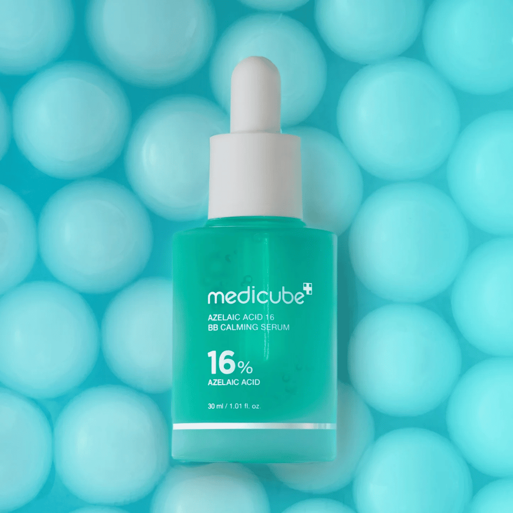 Imagem de campanha de Medicube Azelaic Acid 16 BB Calming Serum contra um fundo turquesa com esferas suaves que simbolizam hidratação, efeito calmante e textura uniforme da pele.