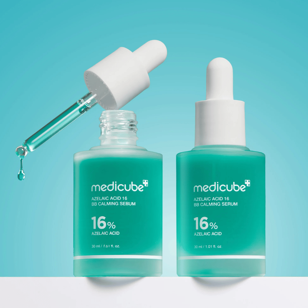 Imagem de detalhe de Medicube Azelaic Acid 16 BB Calming Serum com conta-gotas aberto e gotas de sérum que mostram a consistência líquida leve e a aplicação higiénica.