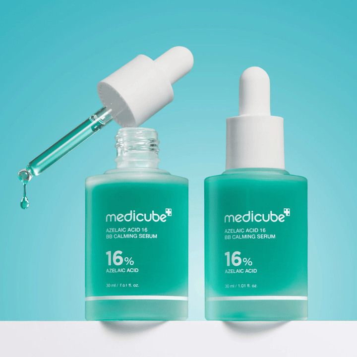 Imagem de detalhe de Medicube Azelaic Acid 16 BB Calming Serum com conta-gotas aberto e gotas de sérum que mostram a consistência líquida leve e a aplicação higiénica.