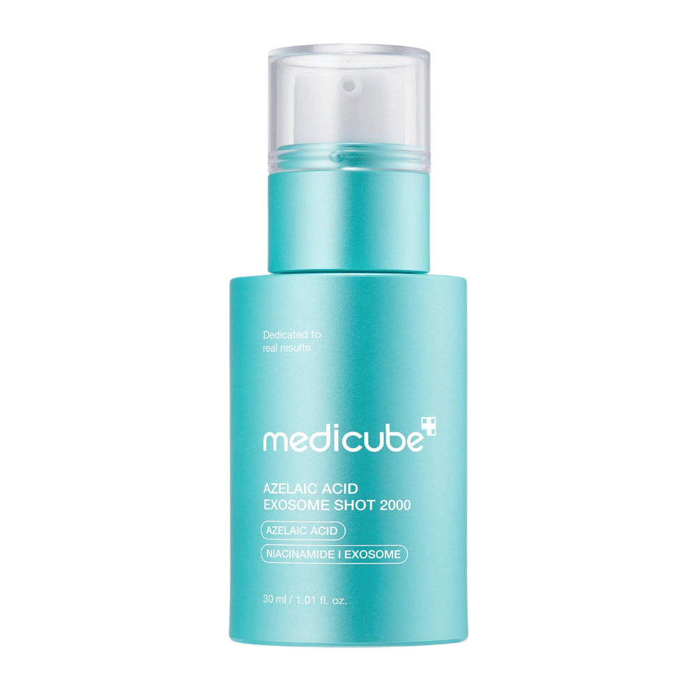 Imagem de produto recortada de Medicube Azelaic Acid Exosome Shot 2000 sobre um fundo claro. O frasco turquesa com doseador está em destaque e realça o design moderno e clínico do produto. A embalagem destaca o ácido azelaico, a niacinamida e os exossomas como ingredientes centrais.