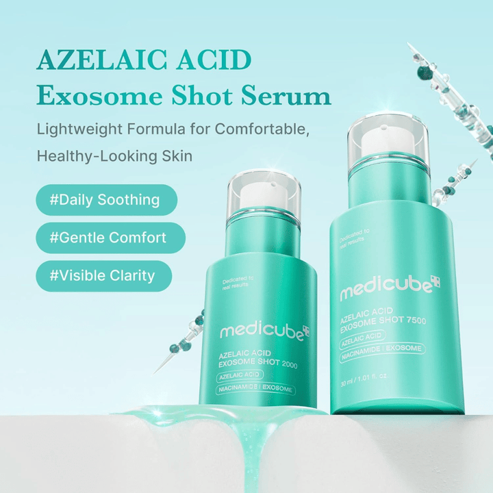 Imagem de produto que mostra dois tamanhos ou concentrações do sérum Azelaic Acid Exosome Shot. O design turquesa combina-se com mensagens de cuidado diário calmante da pele, conforto e melhoria da luminosidade da pele. Ilustrações decorativas de spículas e gotas de sérum reforçam a sensação científica.