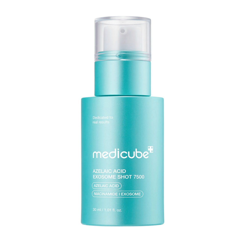 Imagem de produto recortada de Medicube Azelaic Acid Exosome Shot 7500 sobre um fundo claro. O frasco turquesa com pump está em foco e destaca o design moderno do produto. Na embalagem, indica-se que a fórmula contém ácido azelaico, niacinamida e exossomas e destina-se a cuidados de pele mais intensivos em comparação com a variante 2000.