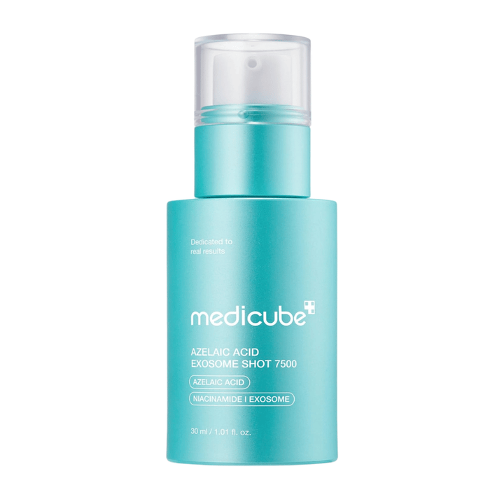 Imagem de produto recortada de Medicube Azelaic Acid Exosome Shot 7500 sobre um fundo claro. O frasco turquesa com pump está em foco e destaca o design moderno do produto. Na embalagem, indica-se que a fórmula contém ácido azelaico, niacinamida e exossomas e destina-se a cuidados de pele mais intensivos em comparação com a variante 2000.