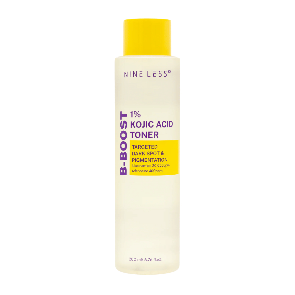Imagem do produto da NINE LESS B-Boost 1% Kojic Acid Toner, uma garrafa amarela clara com tampa amarela e texto roxo. Tônico com ácido kójico e niacinamida que reduz manchas de pigmentação.