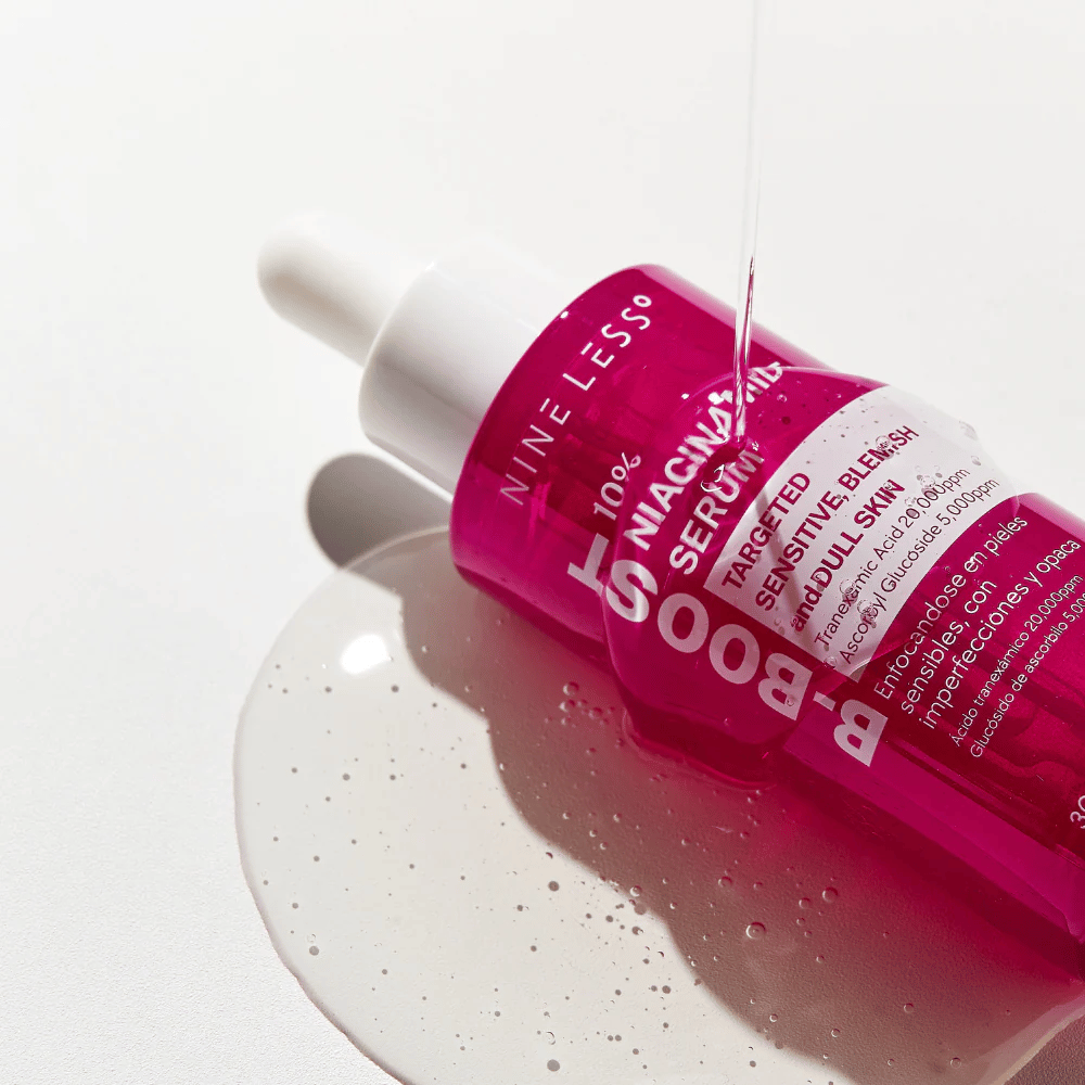 B-Boost 10% Niacinamide Serum, pingando do conta-gotas.