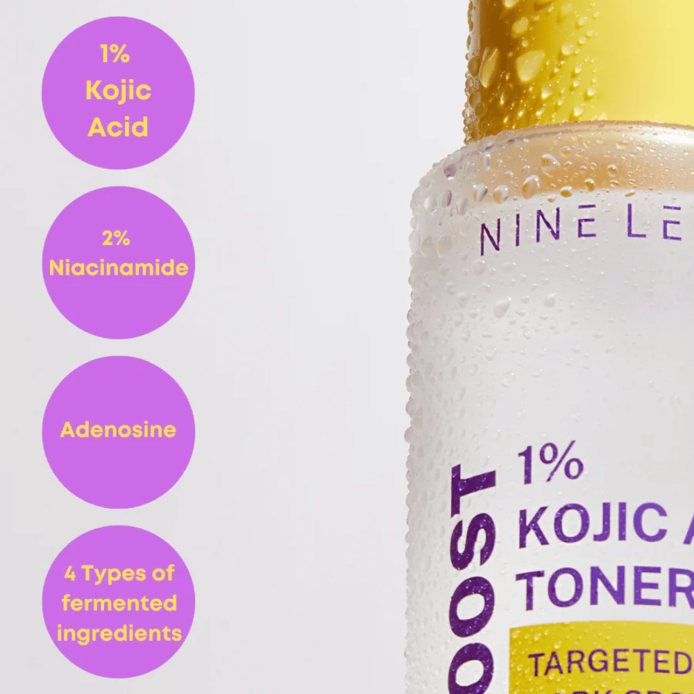 Garrafa de NINE LESS B-Boost 1% Kojic Acid Toner com gotas na superfície. Mostra ingredientes chave: 1% Ácido Kójico, 2% Niacinamida, Adenosina e 4 tipos de ingredientes fermentados contra manchas escuras.
