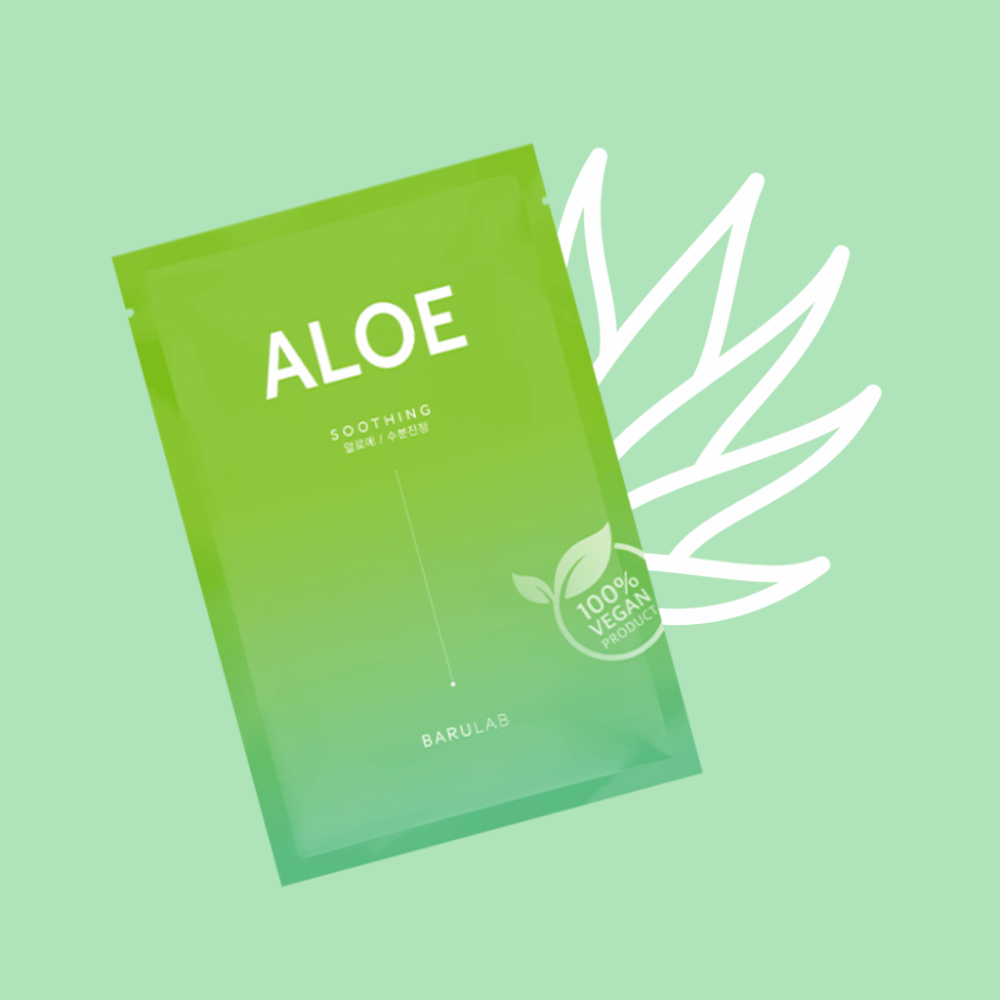 Uma embalagem do produto BARULAB "Aloe Soothing" máscara é exibida em frente a uma ilustração de folhas de aloe vera. O produto é marcado como "100% Produto Vegano" contra um fundo verde suave.