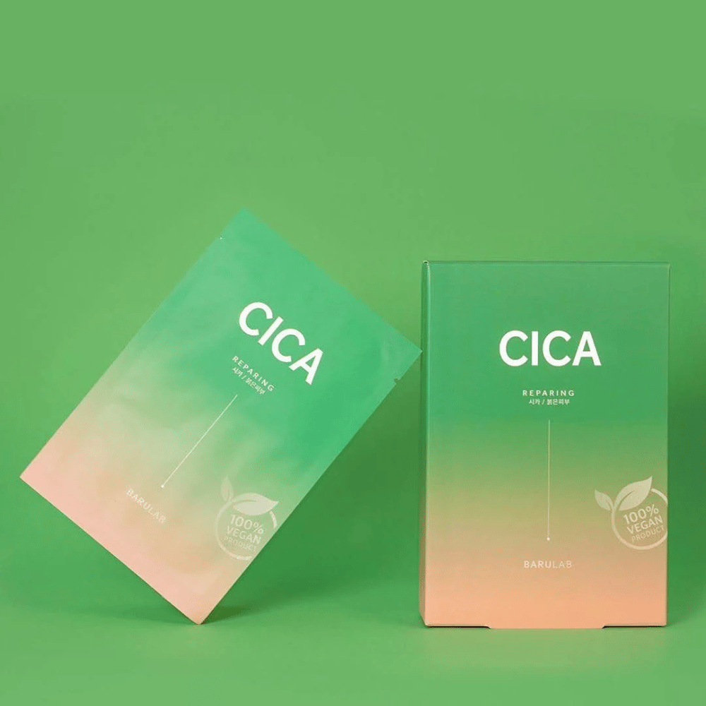 Dois produtos de BARULAB, um em um saco e outro em uma caixa, ambos marcados com "CICA Repairing" contra um fundo verde uniforme. Os produtos também são marcados como "Produto 100% Vegano".