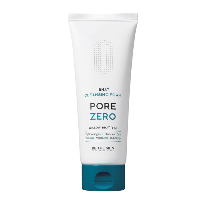 Imagem de produto recortada de Be The Skin Pore Zero BHA+ Cleansing Foam com tubo branco e tampa azul. O design minimalista destaca a estética moderna e clínica do produto, bem como o foco no cuidado dos poros e na esfoliação suave.
