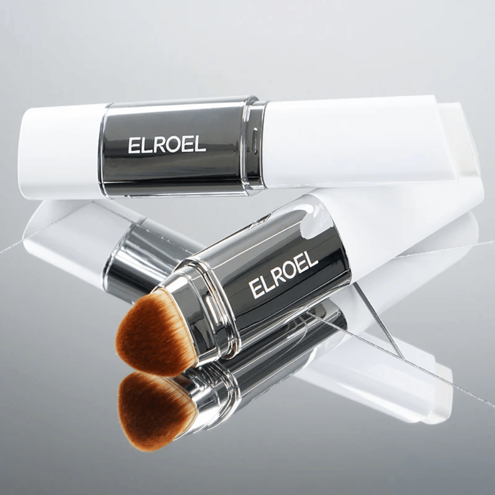 ELROEL Blanc Cover Cream Stick com pincel integrado colocado em superfície espelhada para mostrar cerdas macias e aplicação uniforme.