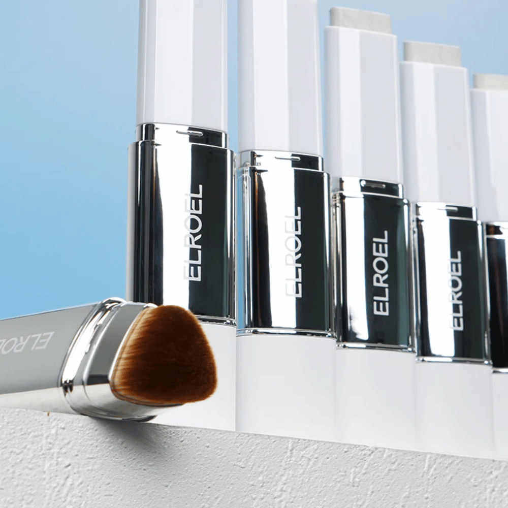 ELROEL Blanc Cover Cream Stick concealer com várias tonalidades aplicadas como swatches que mostram cor, cobertura e consistência cremosa.