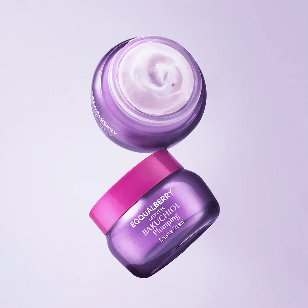 Dois potes abertos de EQQUALBERRY Bakuchiol Plumping Capsule Cream em embalagem roxa com tampa rosa. A textura suave do creme é visível de cima.