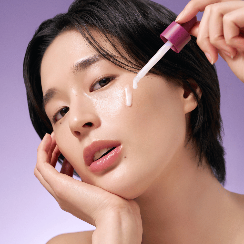 Bakuchiol Timeless Bloom Revitalizing Serum é uma alternativa natural ao retinol que ajuda a reduzir linhas finas e o tom de pele irregular. Com uma fórmula suave, é perfeito para pele sensível e proporciona uma aparência radiante e hidratada.