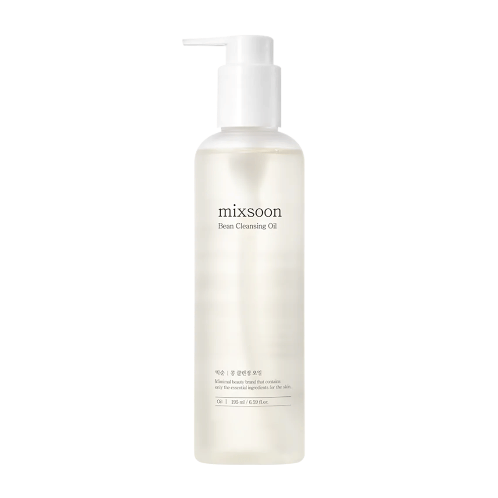 Uma garrafa transparente com uma bomba branca e rótulo que mostra o texto "mixsoon Bean Cleansing Oil". A garrafa contém um líquido claro, quase opaco, e tem um design limpo e minimalista. O rótulo indica que é um óleo de limpeza e também indica o volume como 195 ml. O fundo é totalmente branco, destacando a simplicidade e pureza do produto.