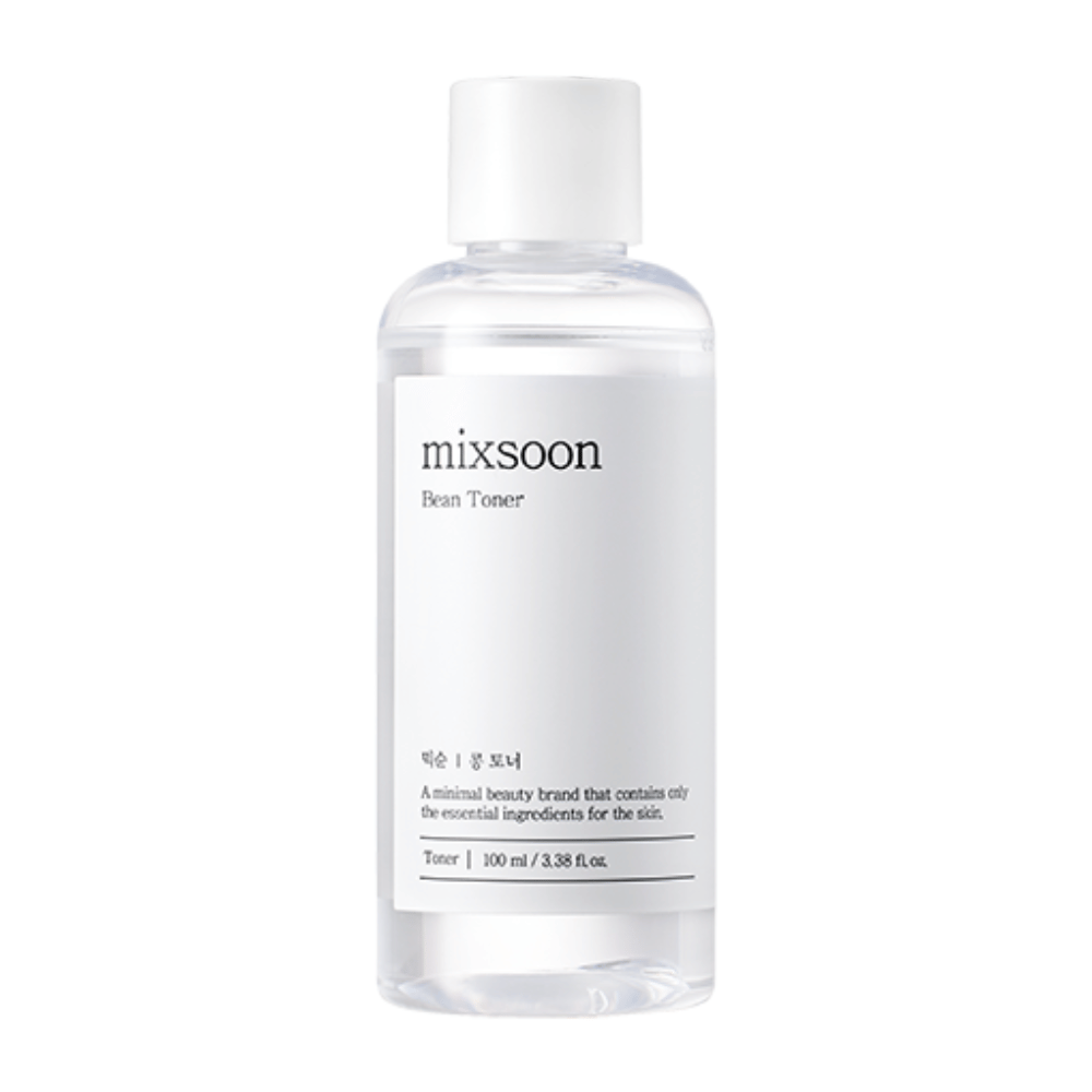 Uma garrafa de plástico transparente com tampa branca e rótulo branco que traz o texto "mixsoon Bean Toner". Sob o nome da marca, há uma descrição em coreano e o texto "A minimal beauty brand that contains only the essential ingredients for the skin". O produto é um tônico e contém 100 ml / 3.38 fl oz. A garrafa e o rótulo têm um design limpo e minimalista e são fotografados contra um fundo totalmente branco.