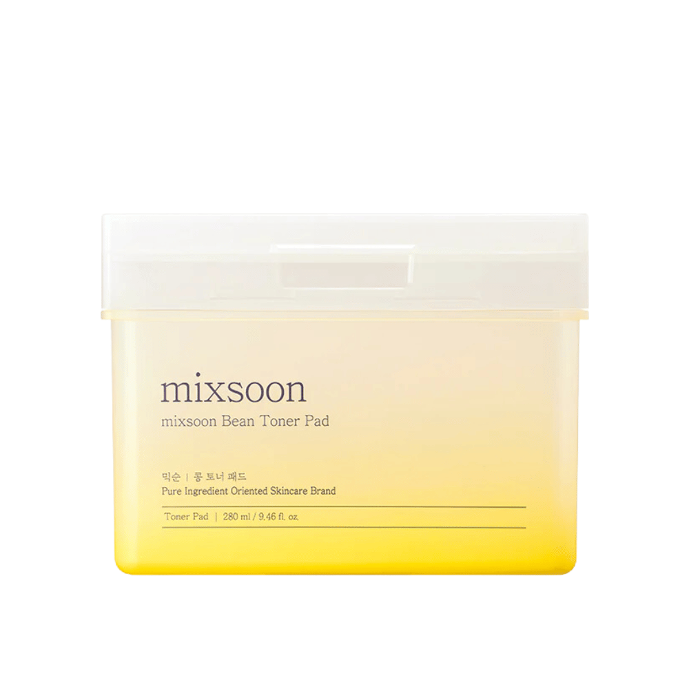 "Um recipiente quadrado e transparente com Mixsoon Bean Toner Pad. O recipiente tem um tom amarelado e texto que descreve o produto, incluindo o volume de 280 ml (9.46 fl. oz).