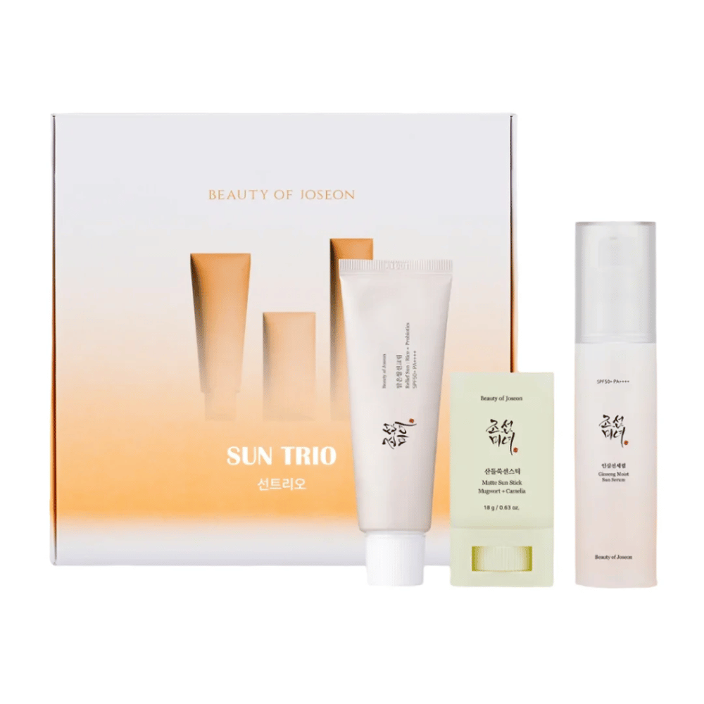 Beauty of Joseon - Sun Trio embalagem de presente com três produtos de proteção solar: Relief Sun Rice + Probiotics, Matte Sun Stick Mugwort + Camellia e Ginseng Moist Sun Serum em frente a uma embalagem em degradê de branco e laranja.