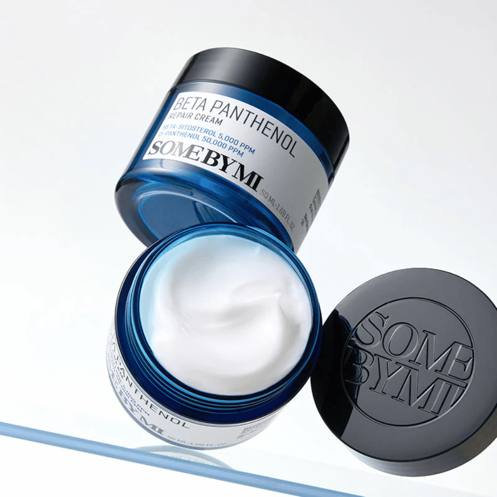 Pote aberto com SOME BY MI Beta Panthenol Repair Cream – fórmula rica e suave para reparação da pele e equilíbrio de umidade.
