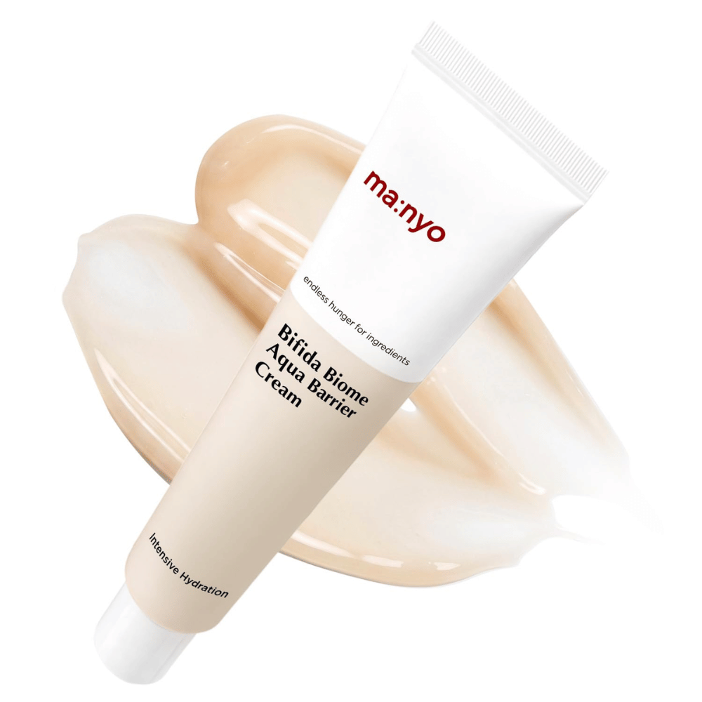 4. Ma:nyo Bifida Biome Aqua Barrier Cream – creme facial hidratante em tubo branco com textura cremosa bege ao fundo