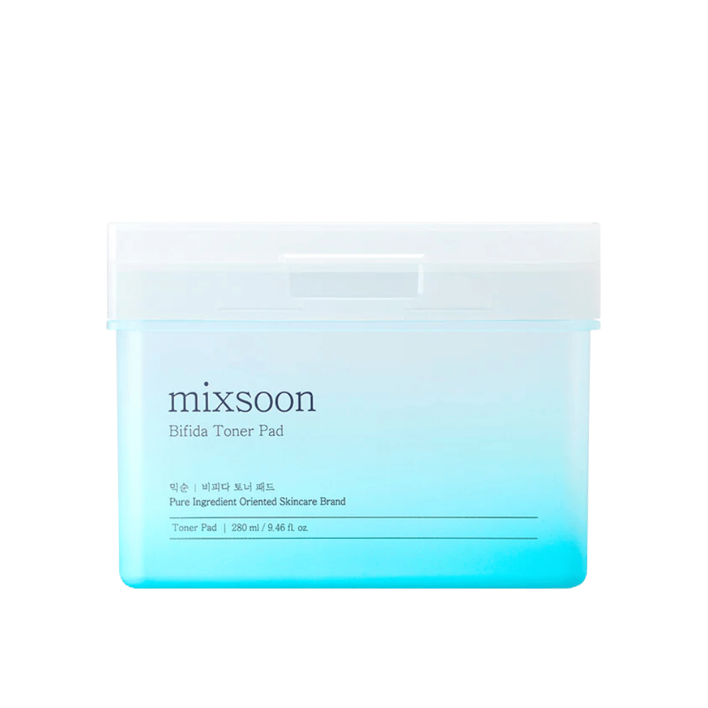 Um recipiente transparente com um gradiente azul e branco que contém discos de toner Bifida. O recipiente está etiquetado com "mixsoon Bifida Toner Pad" e comporta 280 ml (9,46 fl. oz.) de discos de toner, projetados para cuidados com a pele e efeito hidratante.