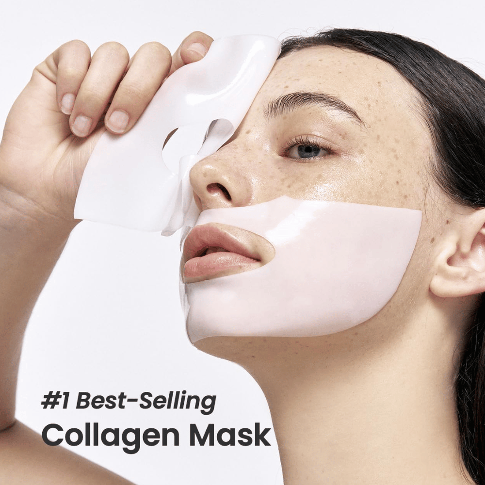 A imagem mostra uma jovem aplicando Bio-Collagen Real Deep Mask de Biodance, uma máscara facial que é marcada como "#1 Máscara de Colágeno Mais Vendida". A máscara é branca e cobre suas bochechas e boca, destacando sua popularidade e eficácia para cuidados com a pele.