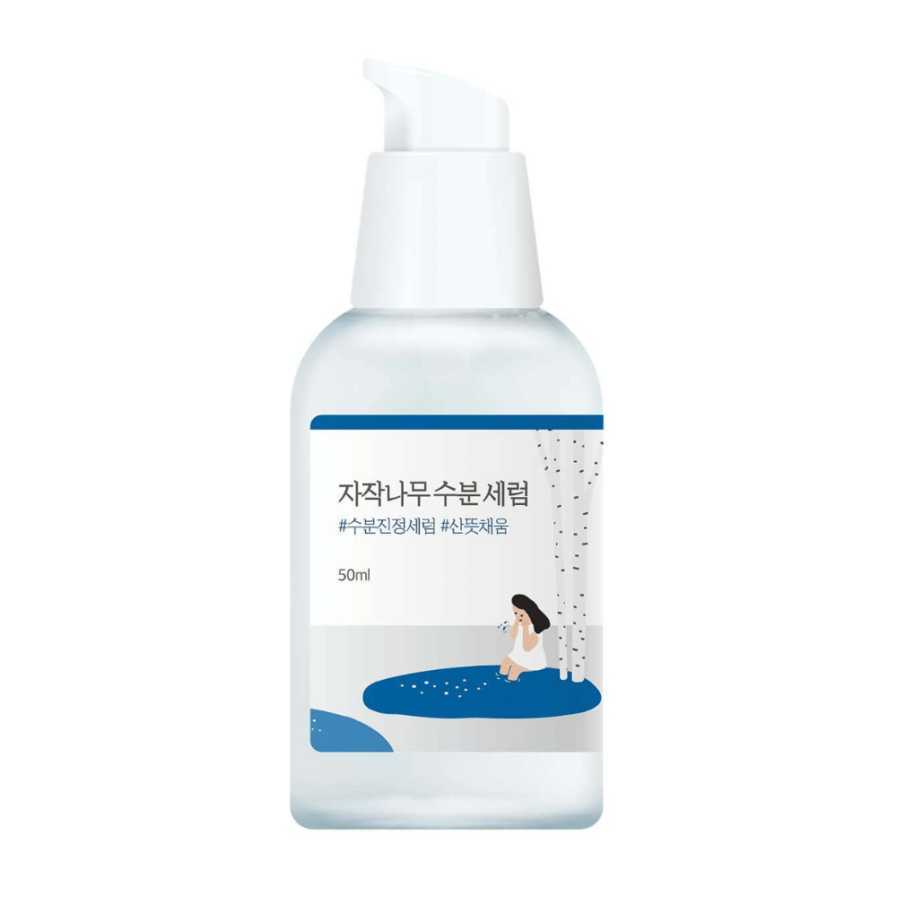 Round Lab Birch Juice Moisturizing Serum em frasco de bomba transparente com rótulo azul e branco e ilustração de bétula e menina, isolado em fundo branco.