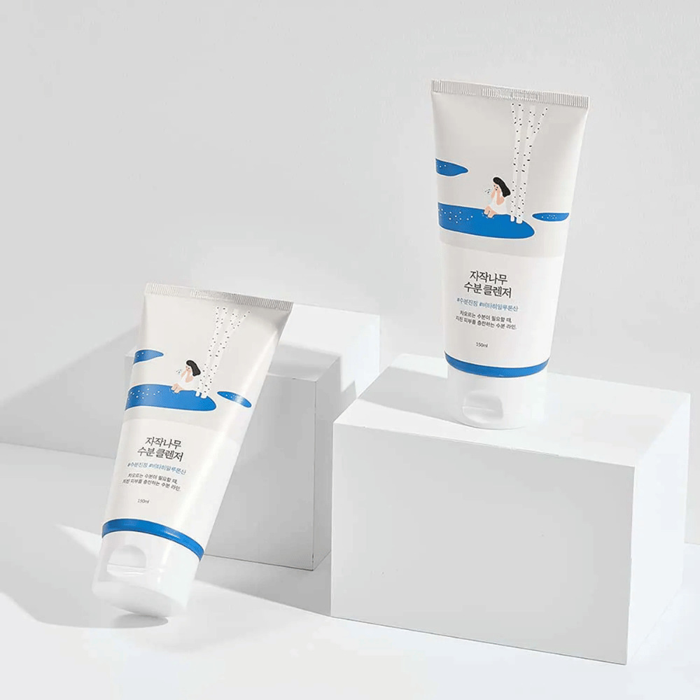 ROUND LAB Birch Juice Moisturizing Cleanser em dois tubos sobre fundo branco, limpador facial suave e hidratante com seiva de bétula que limpa gentilmente e é adequado para todos os tipos de pele, mesmo a sensível.