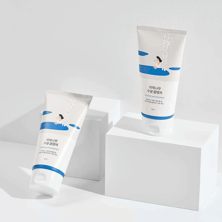 ROUND LAB Birch Juice Moisturizing Cleanser em dois tubos sobre fundo branco, limpador facial suave e hidratante com seiva de bétula que limpa gentilmente e é adequado para todos os tipos de pele, mesmo a sensível.