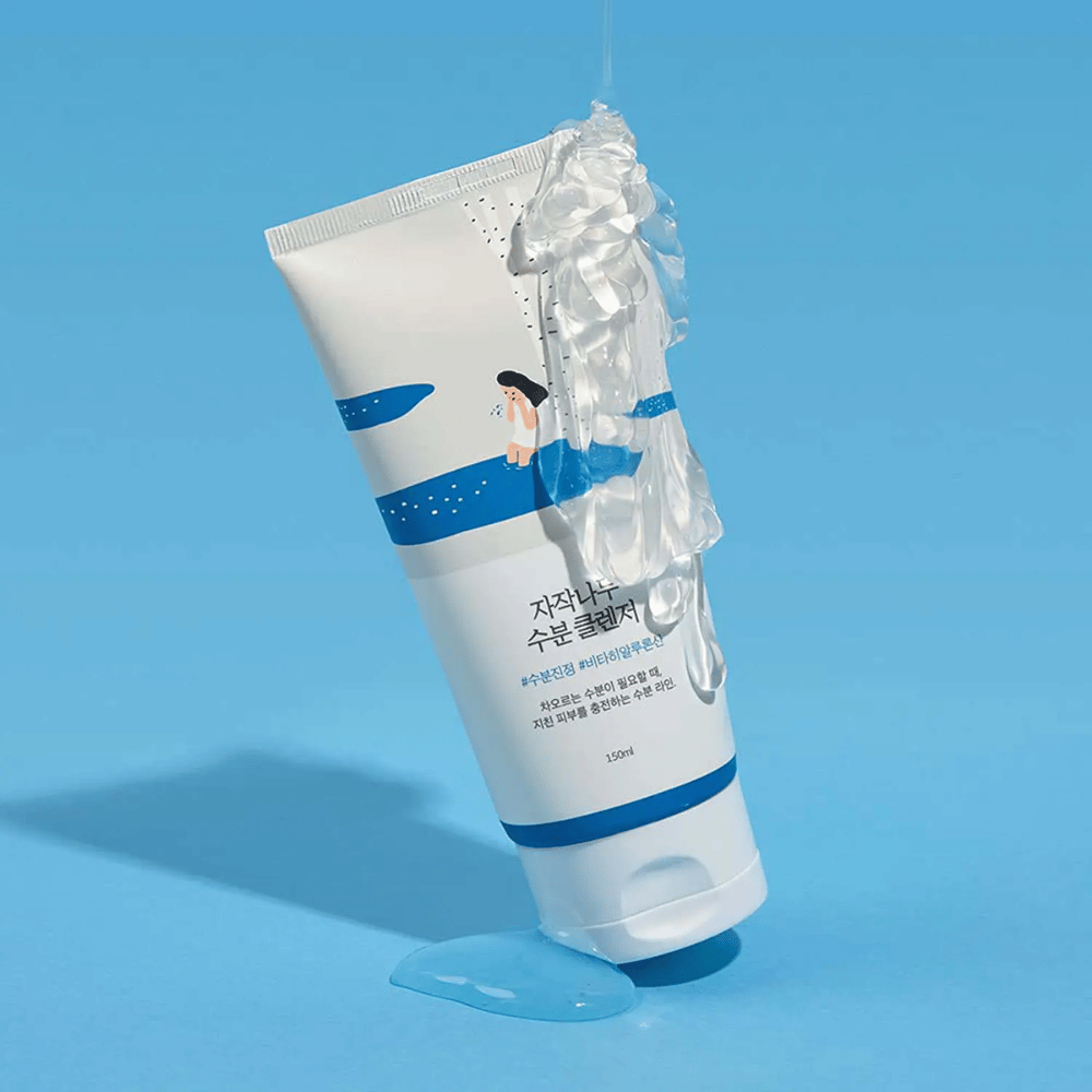 ROUND LAB Birch Juice Moisturizing Cleanser em tubo com espuma cremosa, limpador facial suave com seiva de bétula que limpa gentilmente, hidrata a pele e preserva o equilíbrio natural de umidade da pele.