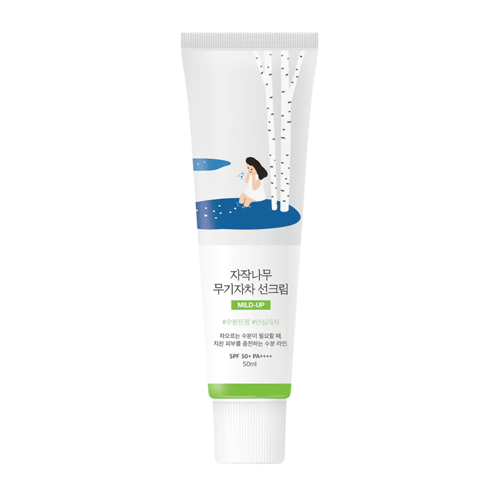 Birch Juice Moisturizing Mild Up Sunscreen SPF 50+ PA++++ – creme solar em tubo branco com ilustração de bétulas e menina junto ao riacho, 50 ml.