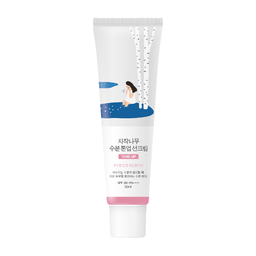 Um tubo branco com Birch Juice Moisturizing Tone Up Sunscreen. O tubo tem uma ilustração de uma mulher sentada ao lado de uma bétula perto de uma poça de água. O texto no tubo está em coreano e indica que o produto tem SPF 50+ PA++++ e contém 50 ml.