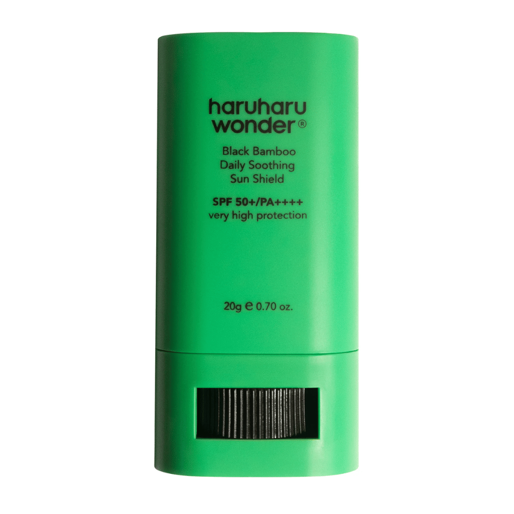 Haruharu Wonder Black Bamboo Daily Soothing Sun Shield – protetor solar em bastão verde com SPF 50+ PA++++ e proteção muito alta, mostrado de frente com função de torção visível na parte inferior.