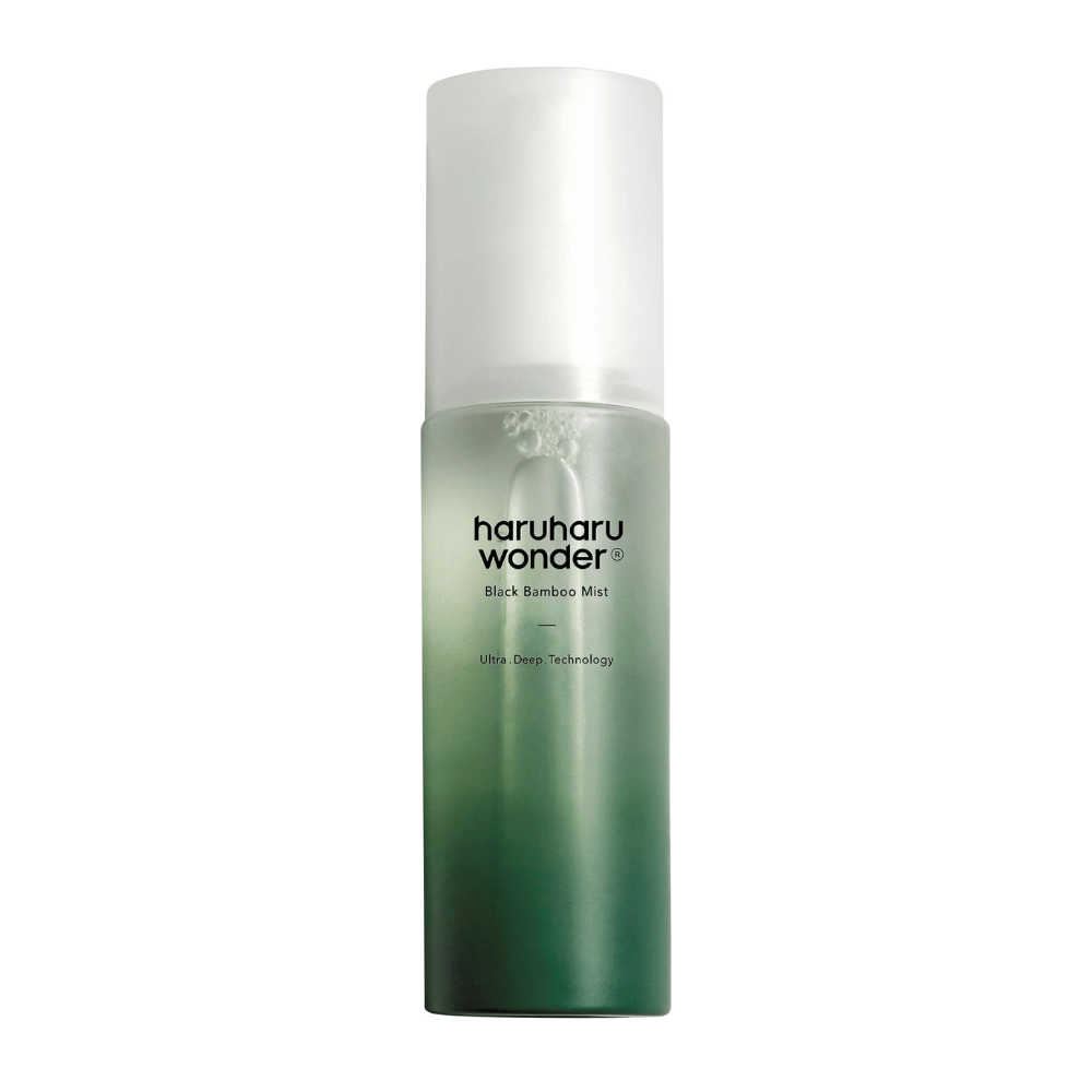 Imagem de HaruHaru Wonder Black Bamboo Mist, exibida em uma garrafa elegante e moderna. O produto é uma bruma hidratante com um gradiente de verde, que sinaliza frescor e natureza. A garrafa tem uma bomba branca e é projetada para proporcionar hidratação profunda à pele usando tecnologia inovadora.