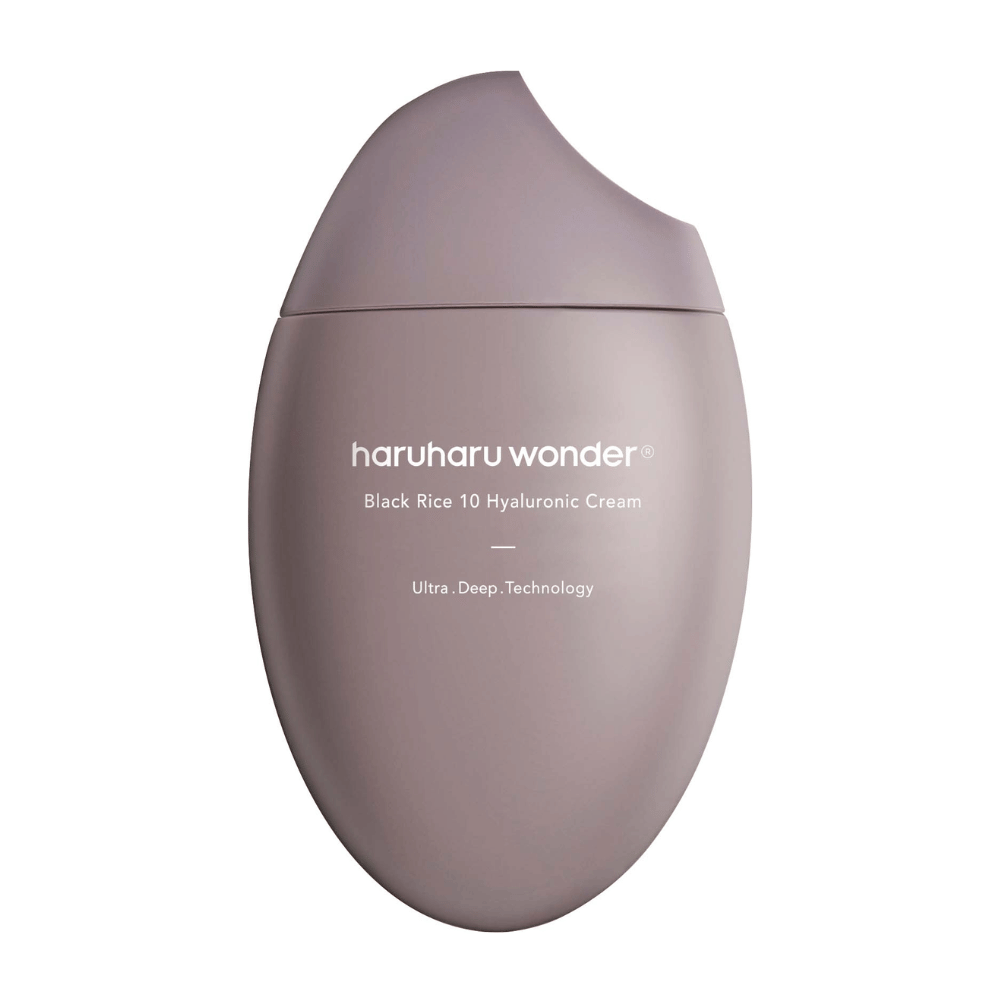 Uma embalagem lisa e elegante de "Haruharu Wonder Black Rice 10 Hyaluronic Cream", marcada com texto branco. A embalagem utiliza "Ultra Deep Technology", o que sugere uma fórmula avançada para hidratação profunda da pele.