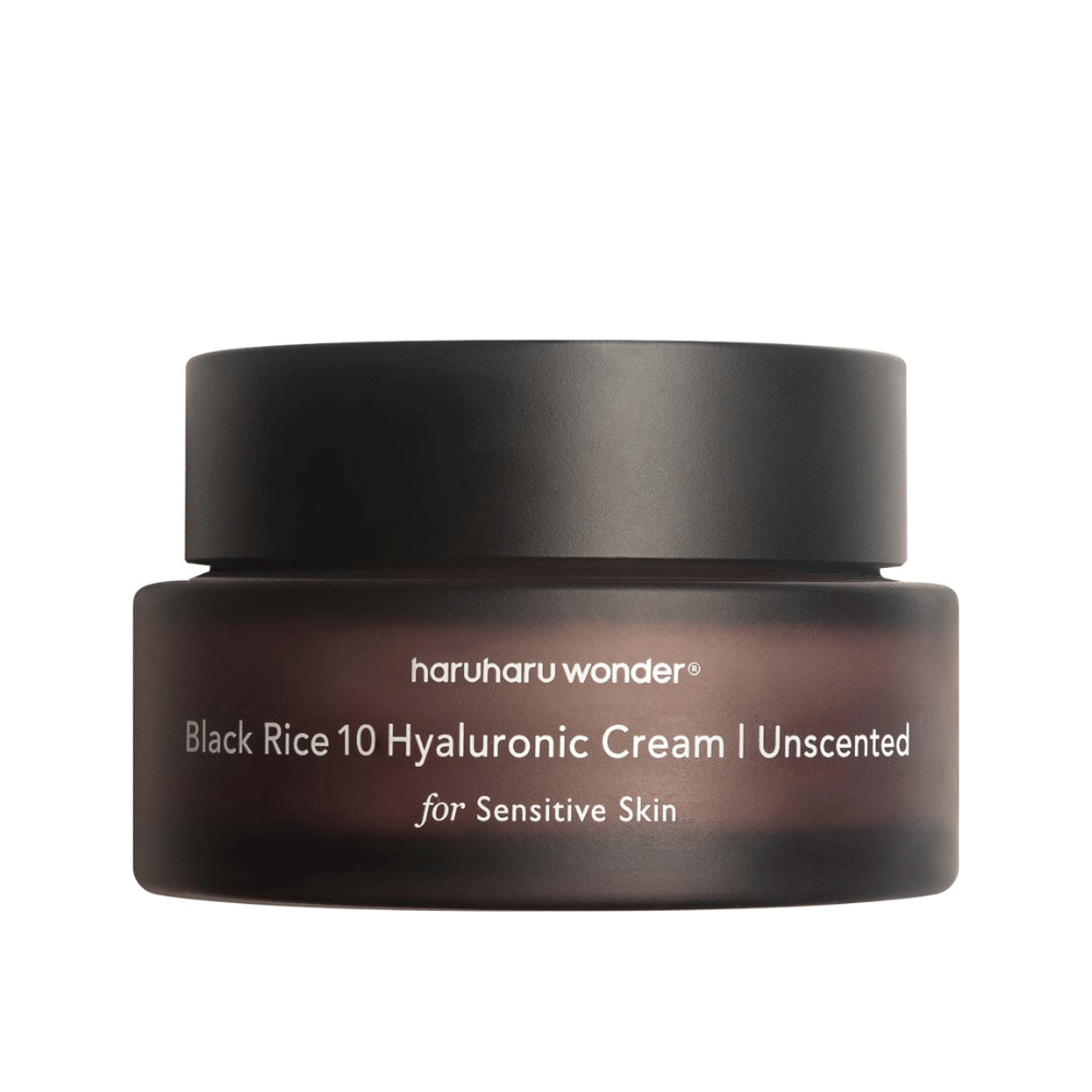 A imagem mostra um pote de creme para a pele da marca haruharu wonder. O produto chama-se "Black Rice 10 Hyaluronic Cream" e é especialmente desenvolvido para pele sensível, conforme indicado pelo texto.