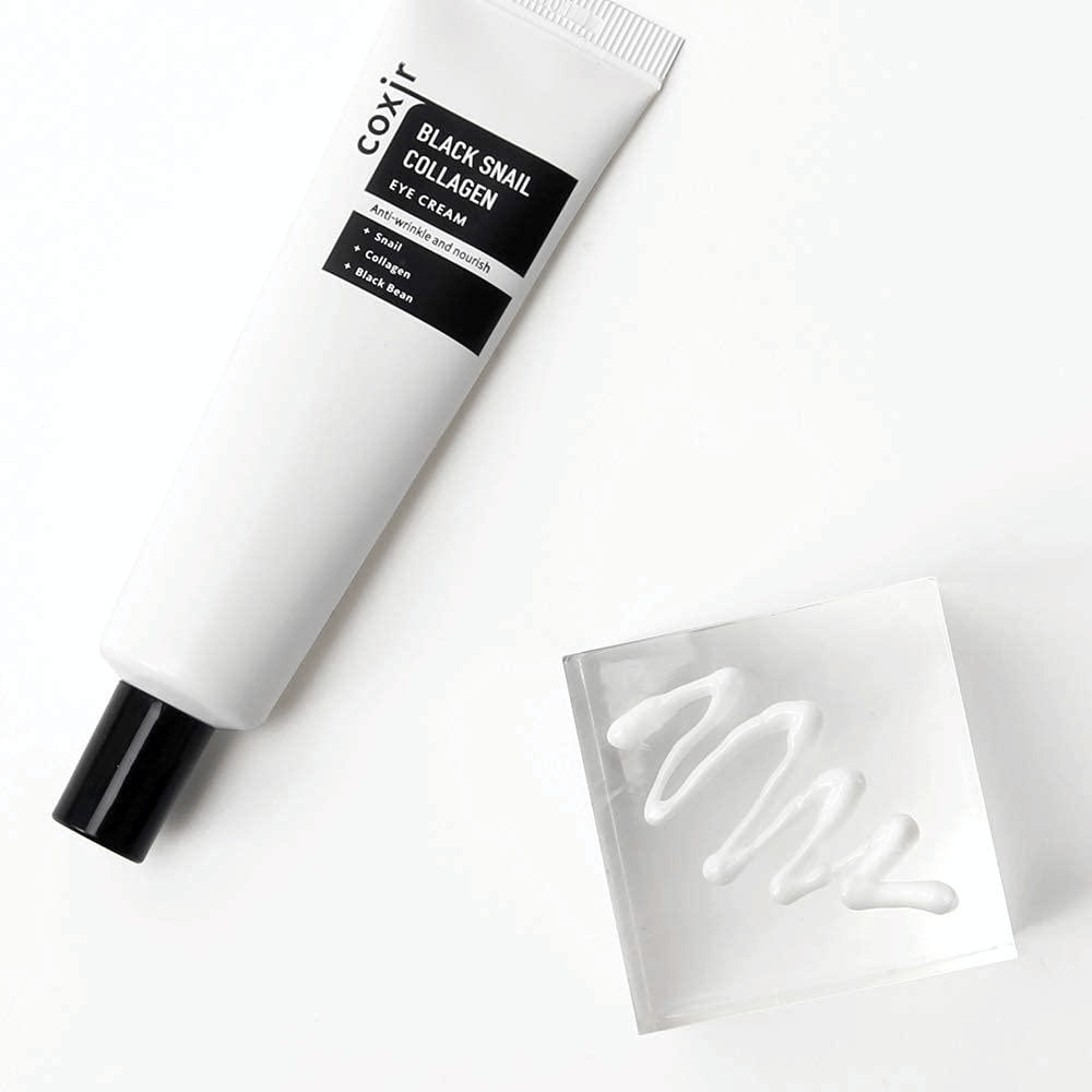 Esta é uma imagem de "Black Snail Collagen Eye Cream". É um creme para os olhos que contém ingredientes como extrato de caracol e colágeno, que são conhecidos por suas propriedades hidratantes e nutritivas. O produto é comercializado para proporcionar elasticidade e nutrição à pele.
